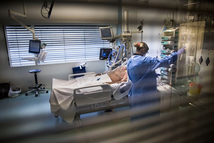 Een coronapatiënt wordt behandeld op de ic.