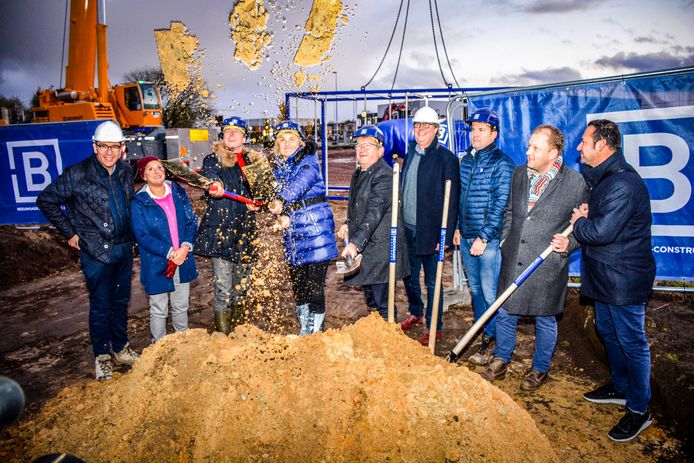 Brugge, 1e spadesteek voor nieuwe bottelarij van Brouwerij De Halve Maan