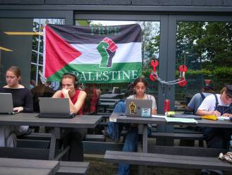VUB-studenten vastbesloten om van geen wijken te weten voor Gaza: “De blok komt eraan ja, dus studeren we maar tijdens ons protest”