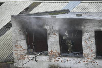 Hevige brand in leegstaand magazijn vernielt volledig gebouw