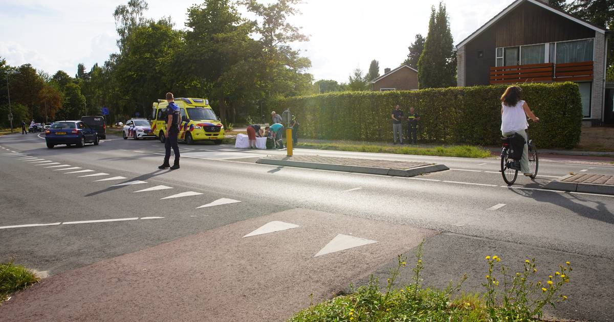 Auto botst vol op fietsster in Schalkhaar, vrouw gewond naar ziekenhuis - Tubantia
