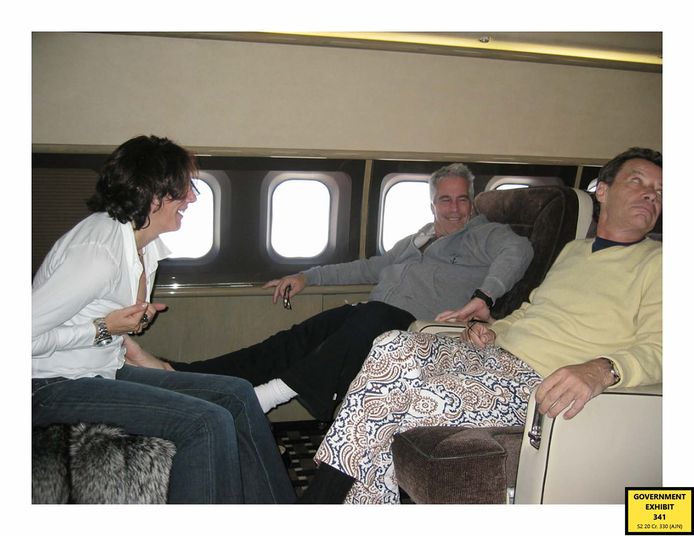 Brunel (rechts) aan boord van de Lolita Express, samen met Jeffrey Epstein and Ghislaine Maxwell .