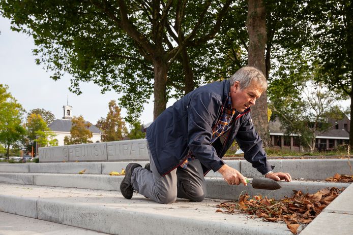 Bodemdiertjs zitten niet alleen in de grond. In het Van Greunsvenpark in Vlijmen scoort Gerard Korthals het meeste bodemleven op de trap, onder het opgehoopte blad in de hoekjes van de treden.