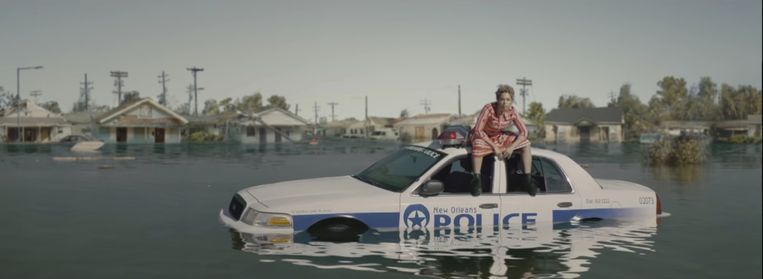 Beyoncé op een zinkende politiewagen in de clip van ‘Formation’.  Beeld rv