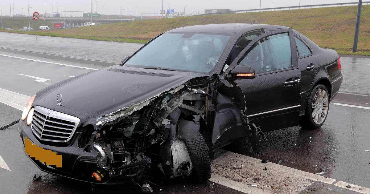 Bestuurder lichtgewond bij aanrijding met vrachtwagen in Waalwijk.