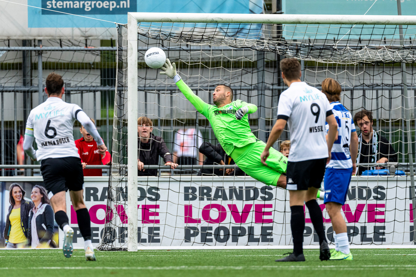 Spakenburg-keeper Menno Heus kan niet bij de bal na de vrije trap van de niet zichtbare uitblinker Luuk Admiraal.