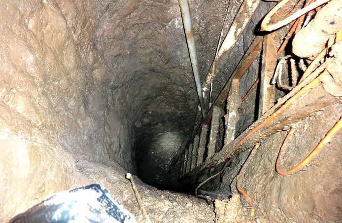 In 2015 groeven handlangers een tunnel naar de douche van El Chapo zijn cel.