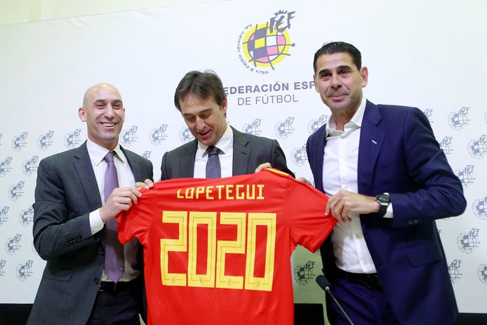 Luis Rubiales, Julen Lopetegui en Fernando Hierro toen de naar Madrid verkassende bondscoach eerder nog zijn contract verlengde bij de Spaanse voetbalbond.