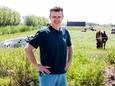Tim Selders, de nieuwe directeur van de Stichting Veenweiden Innovatiecentrum (VIC) in een weiland met meetstation op de achtergrond.