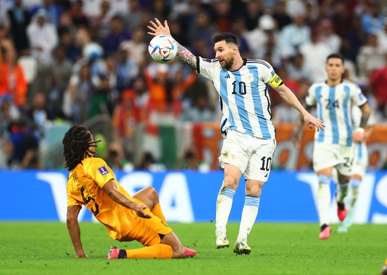 Zelfs voor spelbederf trekt Messi z'n handje niet terug op dit WK. Beeld REUTERS
