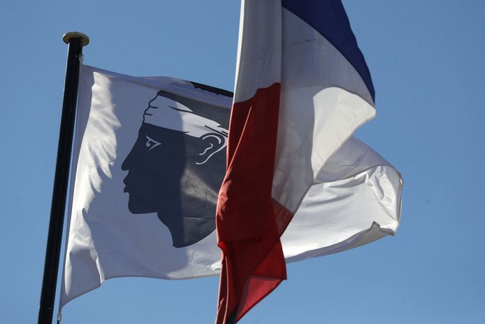 De Corsicaanse en de Franse vlag wapperen in de wind in Ajaccio.