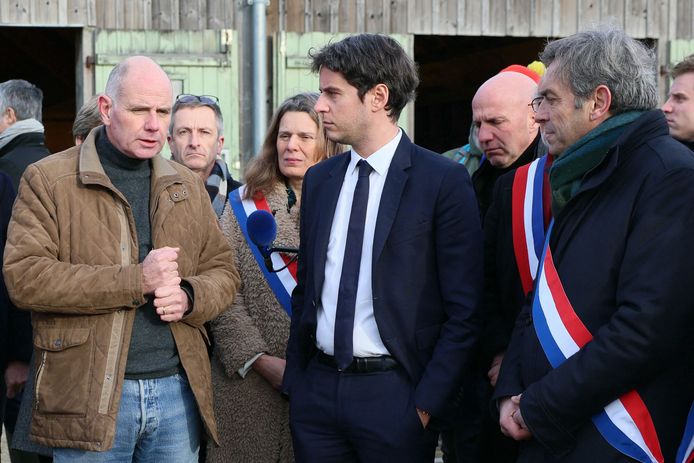 De Franse premier Gabriel Attal (midden) bezocht zondag een boerderij.