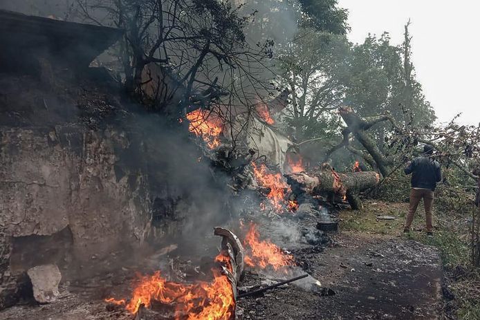 De brokstukken van de neergestorte helikopter in de Indiase deelstaat Tamil Nadu.