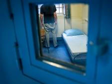 Gevangenisbewaarder in wurggreep na afpakken telefoon van gevangene