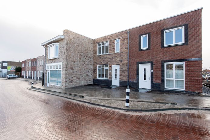 De vooruitstekende, oude woning van Eddy Stikfort is fraai ingemetseld en geïntegreerd in een rij van zeven nieuwe woningen op de hoek Bornerbroeksestraat/Schoolstraat.
