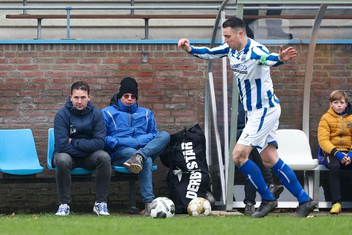 Helvoirt assistent-trainer Harm van Hal (L) tijdens de wedstrijd Helvoirt - Real Lunet.