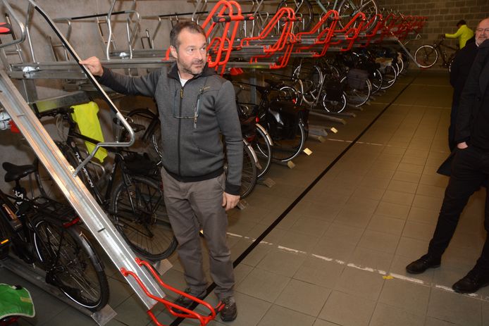 Door plaatsgebrek is er een inventief systeem gekozen om fietsen ook in de hoogte te stallen.