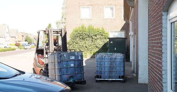 Arrestaties bij inval in pand Elshout, tientallen vaten geruimd - BD.nl