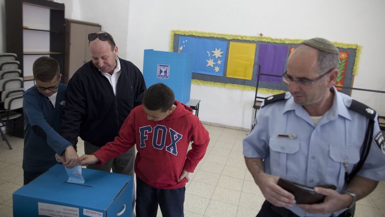 Een Arabische Israeli brengt met zijn zonen zijn stem uit in Abu Gush, Israël. Beeld getty
