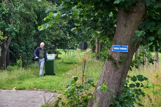 Het paadje aan Willevenstraat te Schaijk, voor de opschoning. Eigenaar Rik Andersen Roëd wil het graag bij zijn tuin trekken.