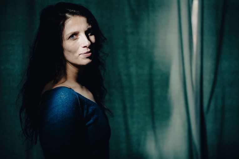 ‘De oerkracht van het baren gaf mij het besef dat ik een sterk lijf heb. Dat heb ik ook ervaren tijdens het verbouwen van ons huis. Ik ben heel graag sterk. Daar geniet ik van.’ Beeld © Stefaan Temmerman