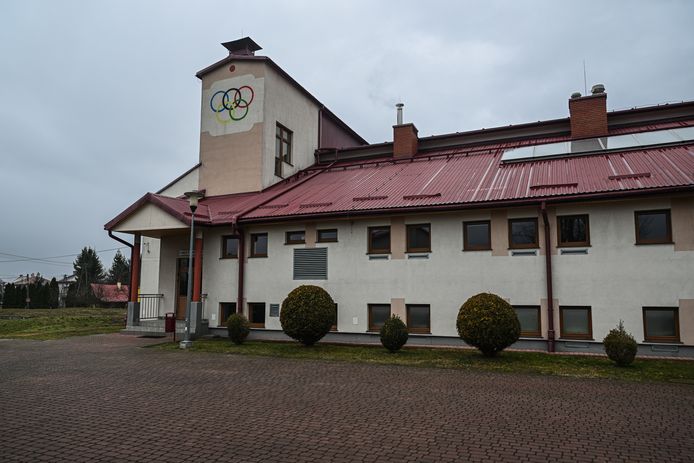In Polen worden meerdere accommodaties gereserveerd voor de opvang van vluchtelingen uit Oekraïne, zoals deze sporthal in Medyka. Ook zijn er tentenkampen bij de grens neergezet.