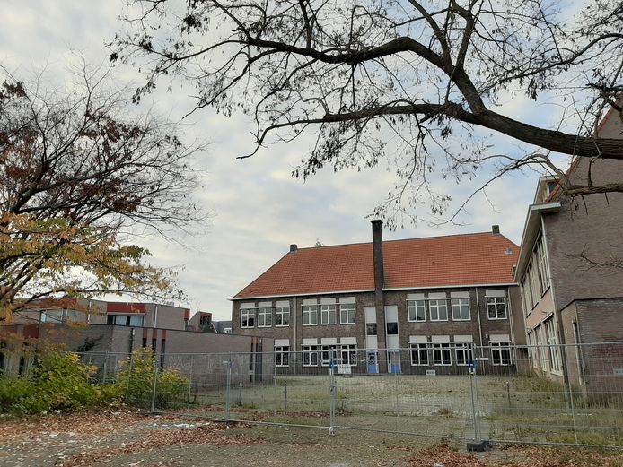 Achterkant van buurthuis De Ronde (links) en de oude school aan de Tongelresestraat in Eindhoven.