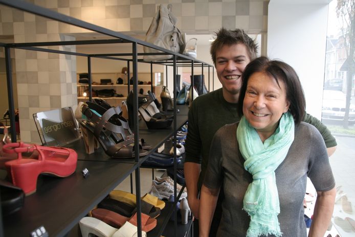 Sam Reychler met zijn moeder Leen De Ruyte, in hun winkel in Belsele.