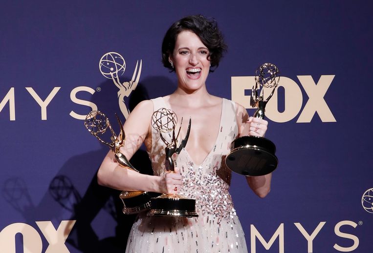 Fleabag-actrice en -bedenker Phoebe Waller-Bridge met de Emmy’s voor beste actrice in een komedieserie, beste komedie en beste scenario. Beeld EPA