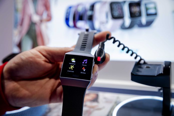 Een Fitbit Ionic smartwatch. Google heeft de maker van fitnesstrackers en smartwatches overgenomen voor een totaalbedrag van 2,1 miljard dollar.