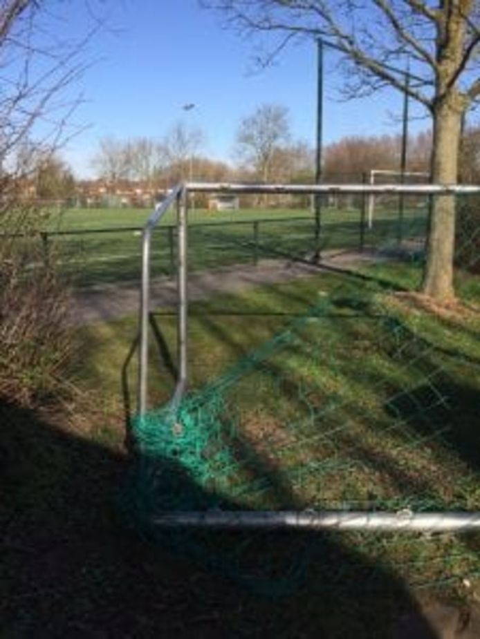 Vandalen hebben netten vernield.