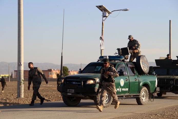 Afghaanse troepen arriveren ter plaatse nadar een zelfmoordenaar zich heeft opgeblazen in een drukke moskee in de provincie Khost.