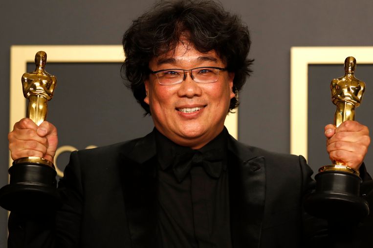 Bong Joon-ho poseert met zijn Oscars voor beste regisseur en beste buitenlandse film Beeld EPA