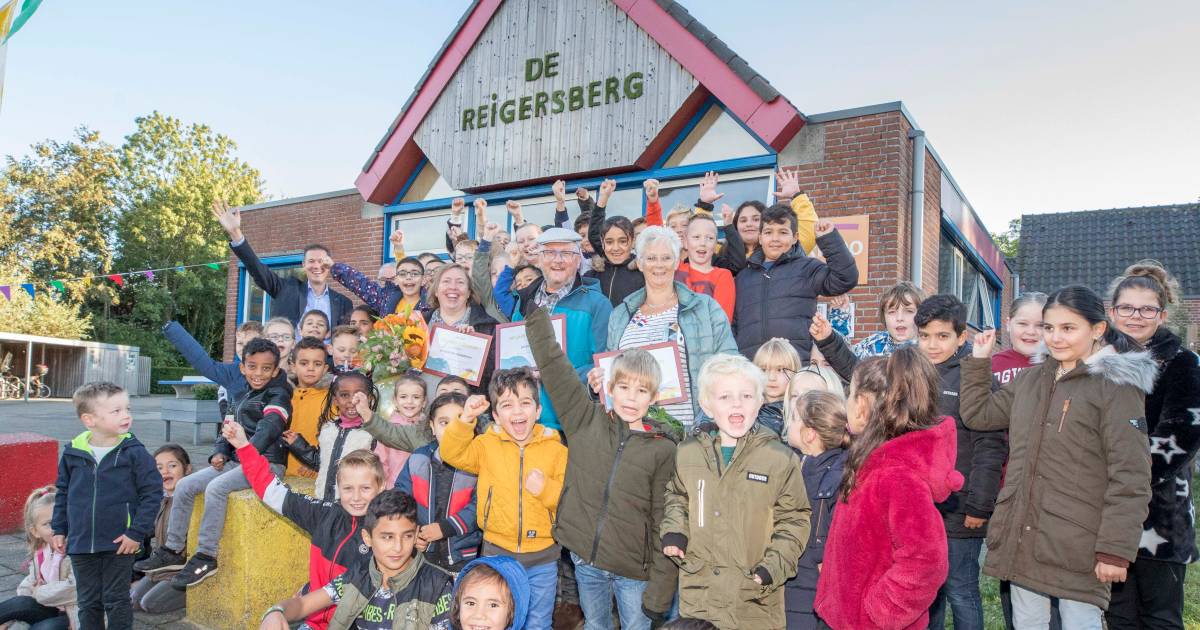 Meester en juffen in Rilland staan samen honderd jaar voor de klas ...