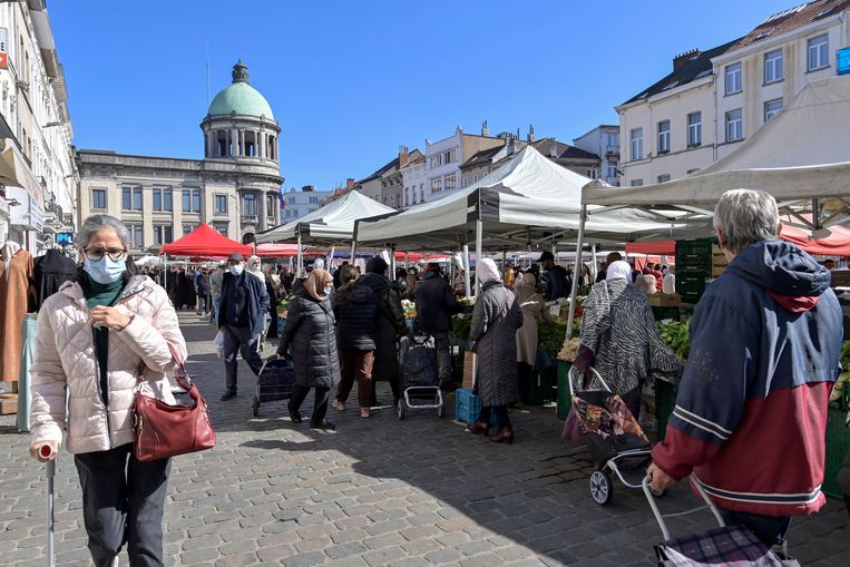 De markt in Molenbeek vorige week. Beeld Photo News