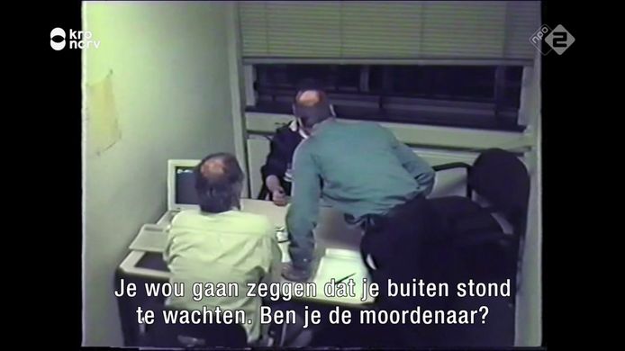 Rechercheurs ondervragen de verdachte.