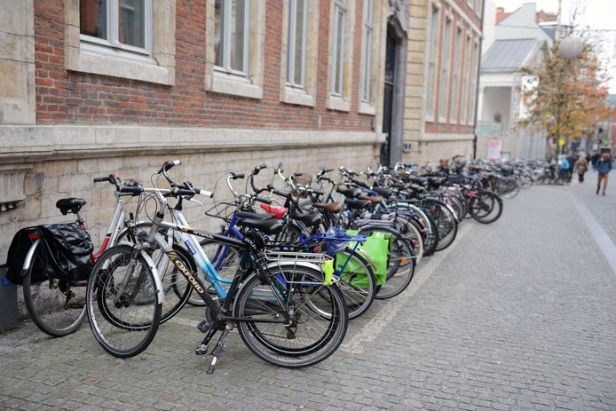 Aan museum M bewijzen de fietsers dat het ook kan om je fiets te parkeren op een geordende manier.
