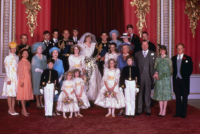 Het huwelijk van Diana en Charles. India Hicks staat vlak naast Diana.