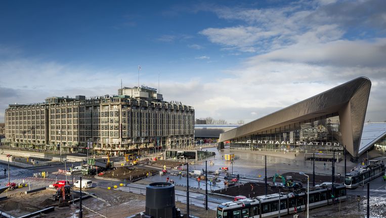 Het vernieuwde Centraal Station van Rotterdam (rechts op de foto). Het station wordt op 13 maart feestelijk geopend. Beeld anp