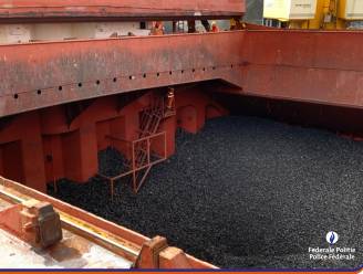 Weer cocaïne ontdekt op kolenschip in Gentse haven: drie verdachten aangehouden die met smoes aan boord wilden komen