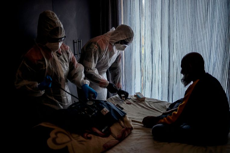 Behandeling van een covid-patiënt in Johannesburg begin dit jaar. Het lijkt erop dat de meeste besmettingen in de regio Johannesburg nu worden veroorzaakt door een nieuwe variant, die beter aan antistoffen en vaccins zou kunnen ontkomen. Beeld AFP