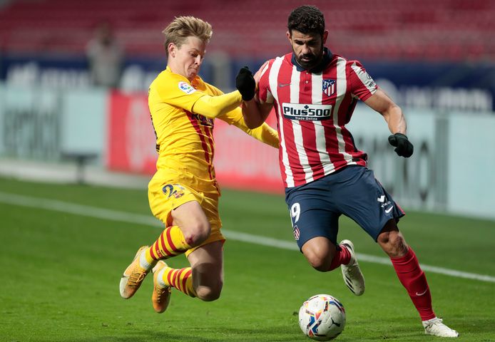 Frenkie de Jong in duel met Diego Costa.