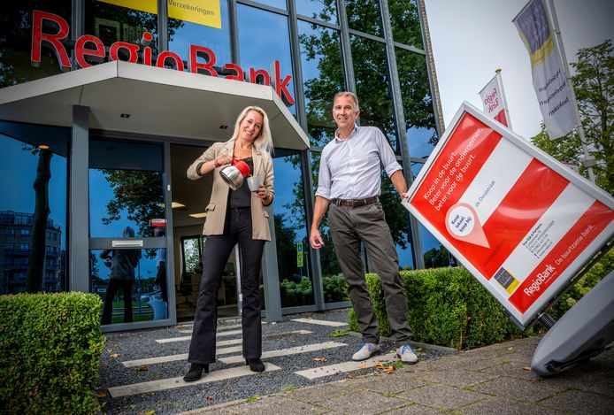 De meeste banken vertrekken uit wijken en dorpen, RegioBank blijft en groeit. Theo van Eijk en Renate Kuijf van RegioBank Waddinxveen: ‘Klanten zoeken die persoonlijke touch.’