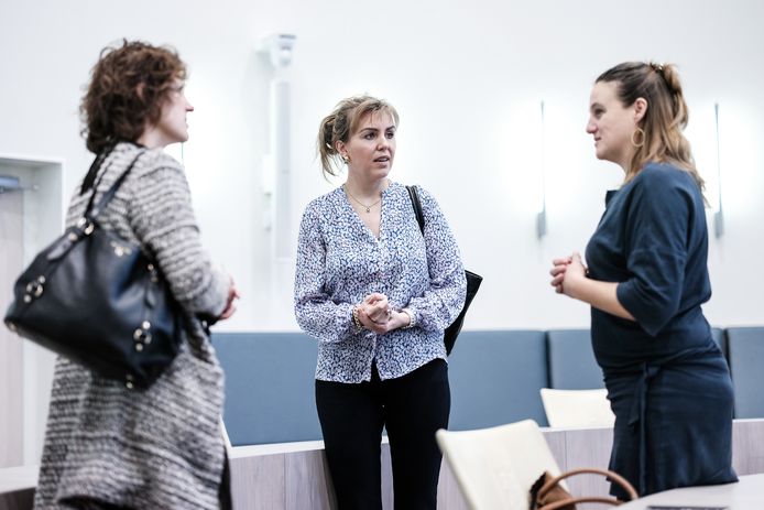 Staatssecretaris Vivianne Heijnen (midden) in gesprek met voorzitters van Achterhoekse en Twentse belangenverenigingen.