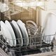 Waarom je aluminiumfolie in het bestekbakje van de vaatwasser zou moeten doen