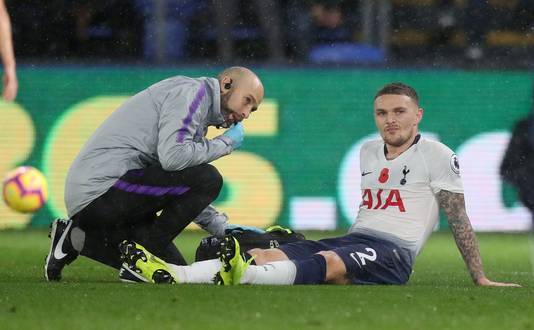 Soccer Football - Premier League - Crystal Palace v Tottenham Hotspur - Selhurst Park, London, Britain - November 10, 2018  Tottenham's Kieran Trippier receives medical attention after sustaining an injury   Action Images via Reuters/Peter Cziborra  EDITORIAL USE ONLY. No use with unauthorized audio, video, data, fixture lists, club/league logos or "live" services. Online in-match use limited to 75 images, no video emulation. No use in betting, games or single club/league/player publications.  Please contact your account representative for further details.