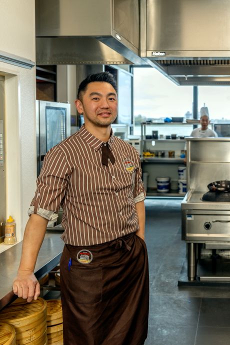Aziatische koks worden verbannen uit de keuken: restaurants luiden noodklok