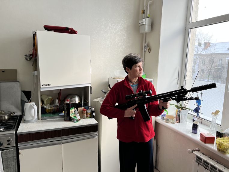 Mariana Zhaglo, een 52-jarige marktonderzoekster in Kiev, heeft een automatisch geweer aangeschaft voor het geval Rusland Oekraïne binnenvalt. Ze zegt bereid te zijn om te vechten tot de dood. Beeld Anthony Loud/ ANP / The Times