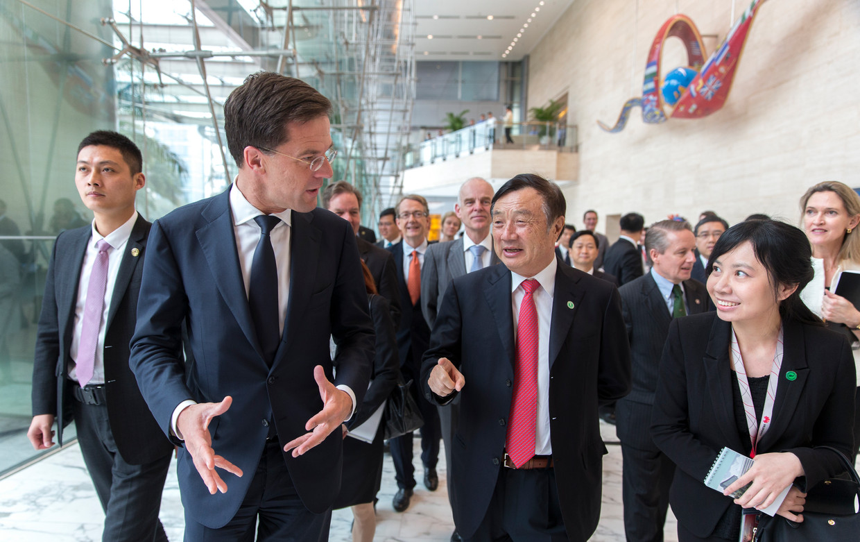 Premier Mark Rutte in 2015 samen met onder anderen de oprichter van Huawei, Zhengfei Ren (midden), tijdens een bezoek aan het Chinese bedrijf in Shenzhen. Beeld Hollandse Hoogte / ANP