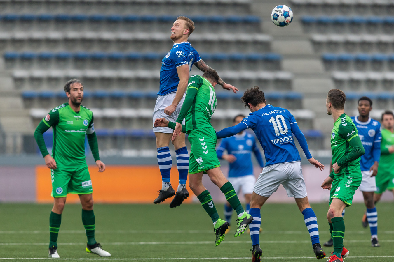 Junior van der Velden torent boven alles en iedereen uit in de defensie van FC Den Bosch. De verdediger werd in de slotfase nog mee naar voor gestuurd als vijfde aanvaller.